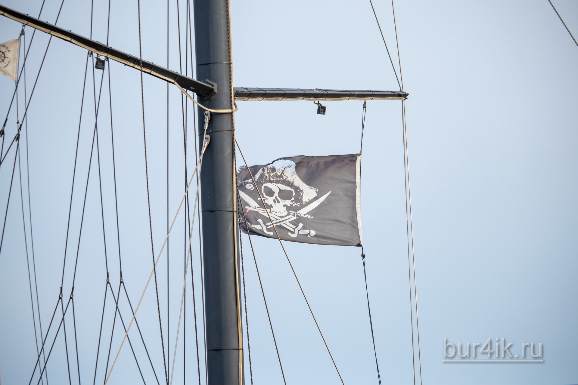 Пиратский флаг с черепом и саблями