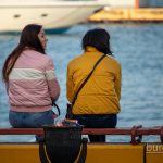 Две девушки отдыхают на скамейке в