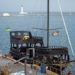 Черное старинное пиратское судно в