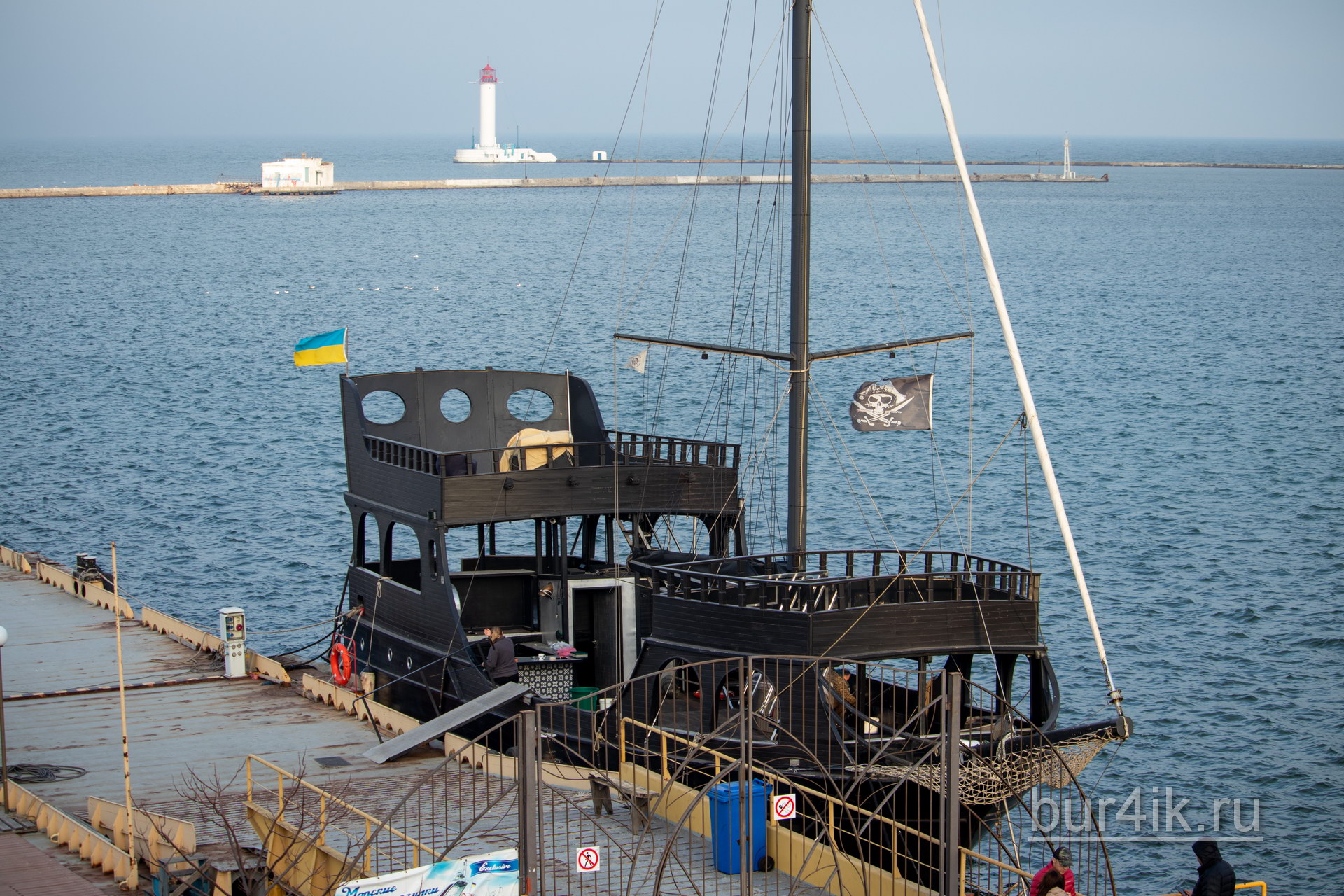 Черное старинное пиратское судно в
