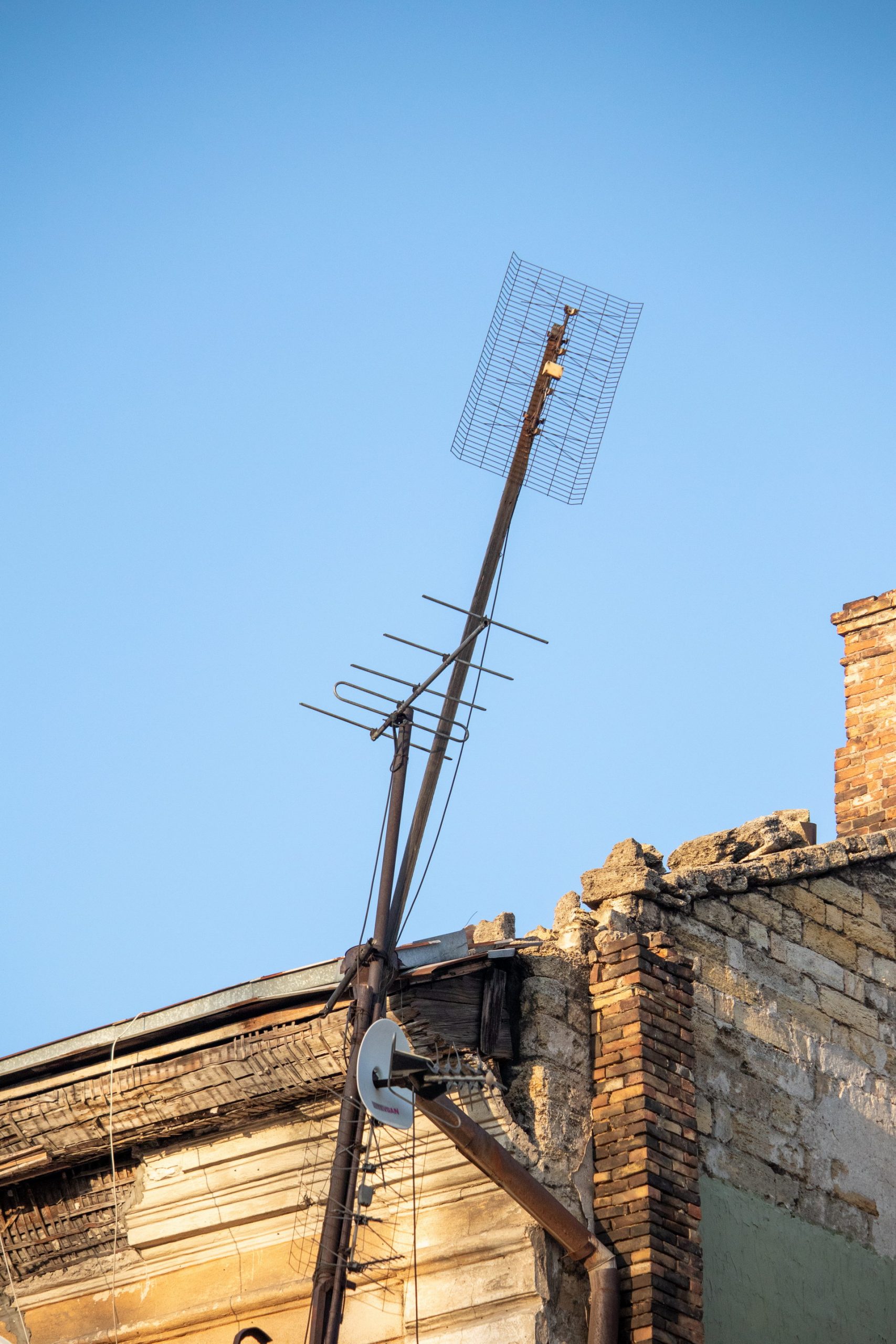 Антена для телевизора на крыше старого дома 1