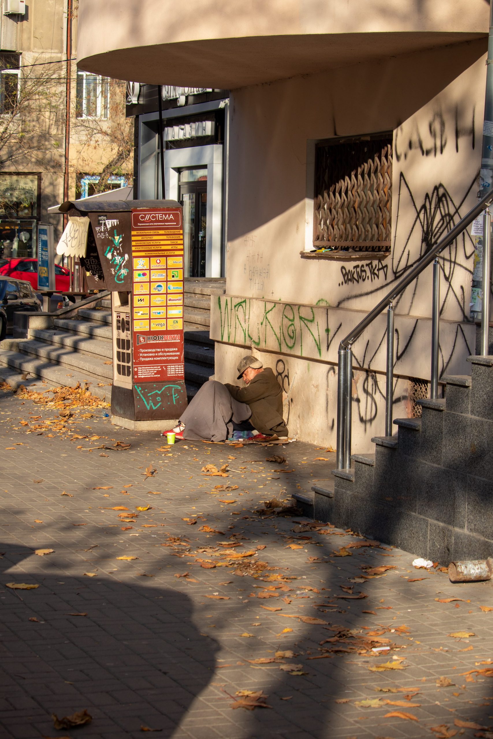 Бездомный нищий мужчина укрытый одеялом спин на тротуаре Украина Одесса – bur4ik.ru – 21.01.2020 - фото 1