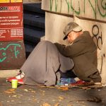 Бездомный нищий мужчина укрытый одеялом спин на тротуаре Украина Одесса – bur4ik.ru – 21.01.2020 - фото 3