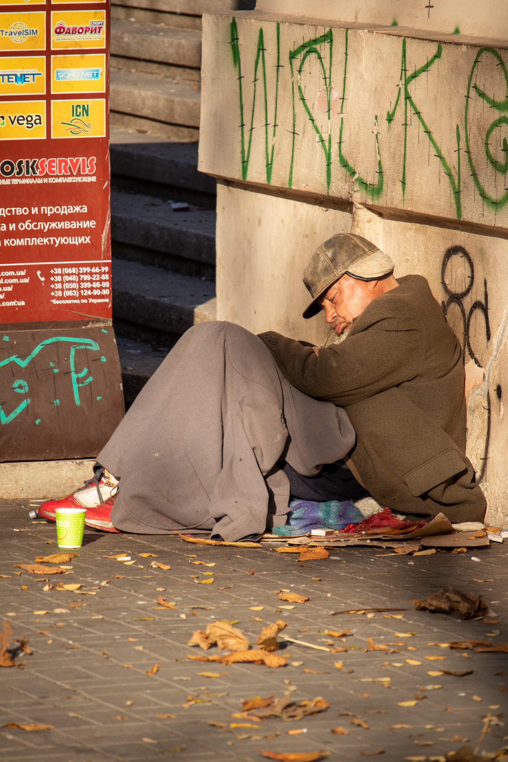 Бездомный нищий мужчина укрытый одеялом спин на тротуаре Украина Одесса – bur4ik.ru – 21.01.2020 - фото 3