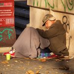 Бездомный нищий мужчина укрытый одеялом спин на тротуаре Украина Одесса – bur4ik.ru – 21.01.2020 - фото 4