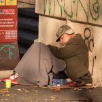 Бездомный нищий мужчина укрытый одеялом спин на тротуаре Украина Одесса – bur4ik.ru – 21.01.2020 - фото 5