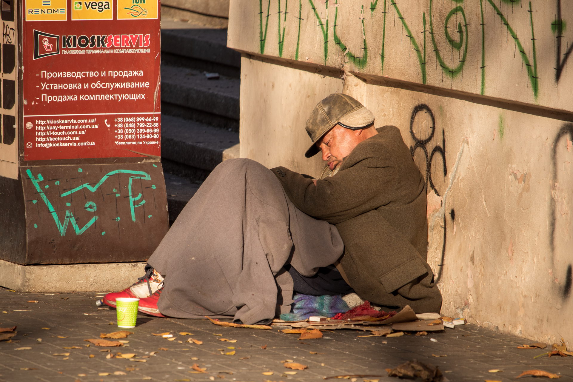 Бездомный нищий мужчина укрытый одеялом спин на тротуаре Украина Одесса – bur4ik.ru – 21.01.2020 - фото 5