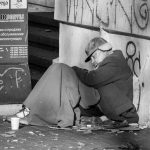 Бездомный нищий мужчина укрытый одеялом спин на тротуаре Украина Одесса – bur4ik.ru – 21.01.2020 - фото 6