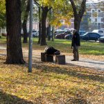 Бездомный пьяный мужчина спит на скамейке прямо на улице среди прохожих осенью – bur4ik.ru фото 1