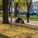 Бездомный пьяный мужчина спит на скамейке прямо на улице среди прохожих осенью – bur4ik.ru фото 2