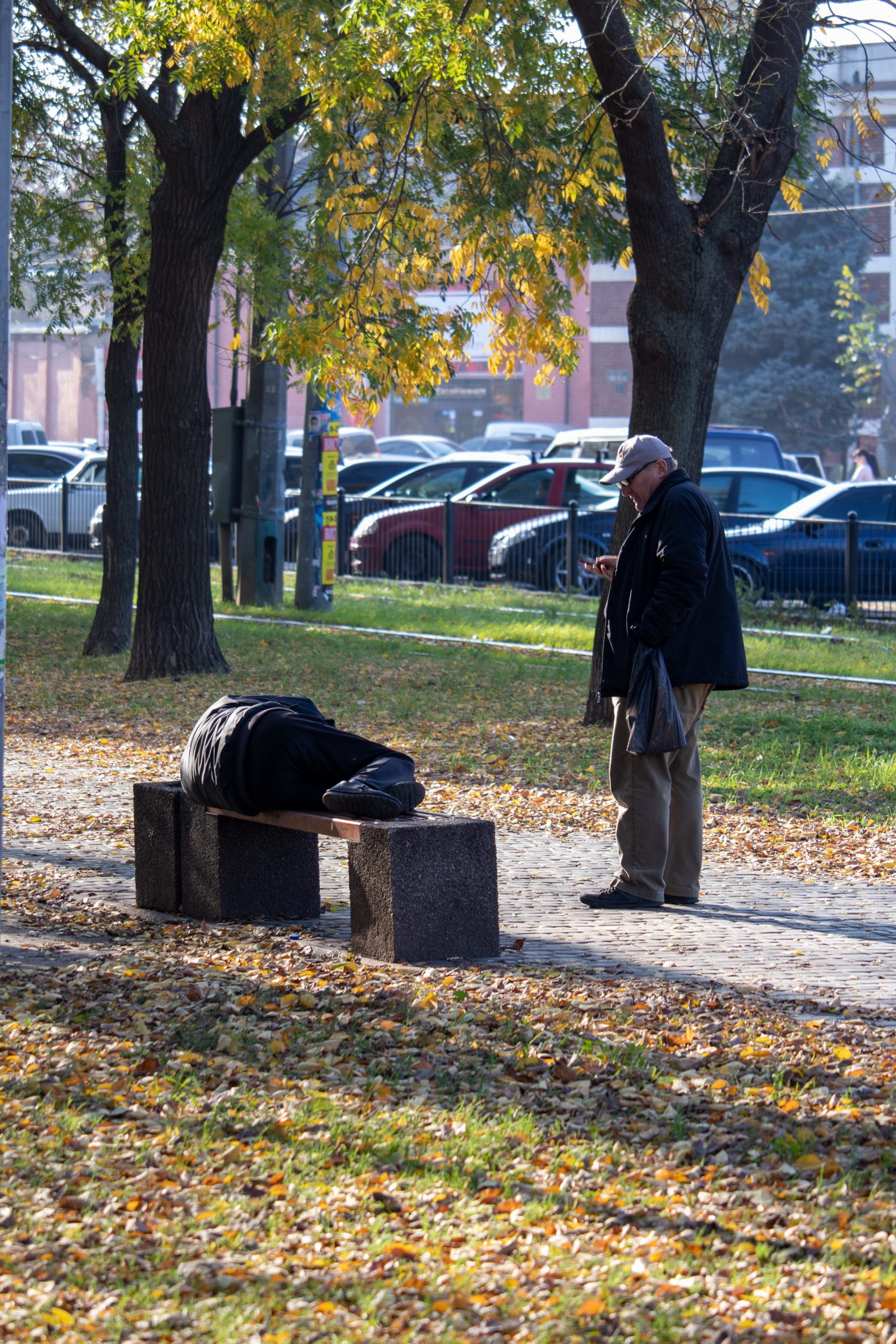 Бездомный пьяный мужчина спит на скамейке прямо на улице среди прохожих осенью – bur4ik.ru фото 4