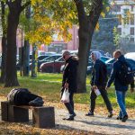 Бездомный пьяный мужчина спит на скамейке прямо на улице среди прохожих осенью – bur4ik.ru фото 6