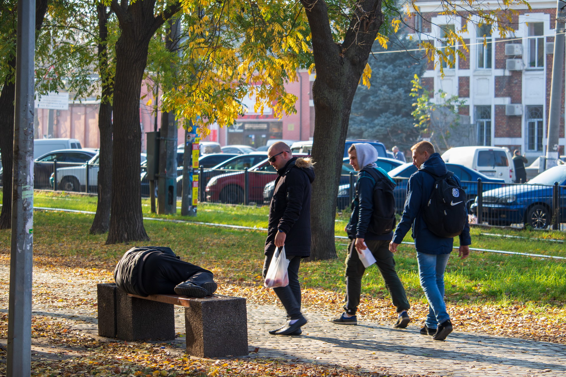 Бездомный пьяный мужчина спит на скамейке прямо на улице среди прохожих осенью – bur4ik.ru фото 6