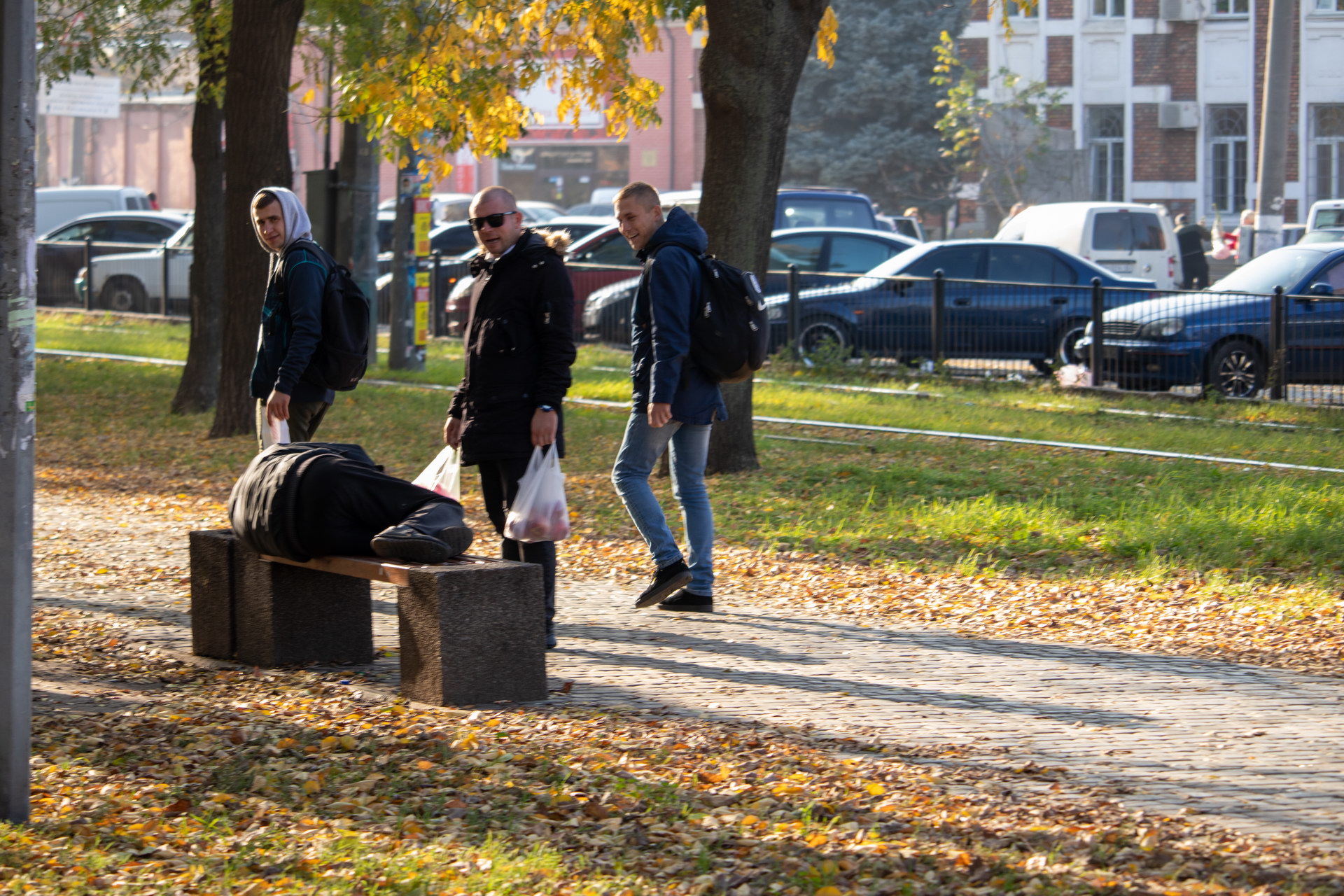 Бездомный пьяный мужчина спит на скамейке прямо на улице среди прохожих осенью – bur4ik.ru фото 8