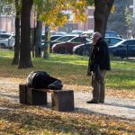 Бездомный пьяный мужчина спит на скамейке прямо на улице среди прохожих осенью – bur4ik.ru фото3