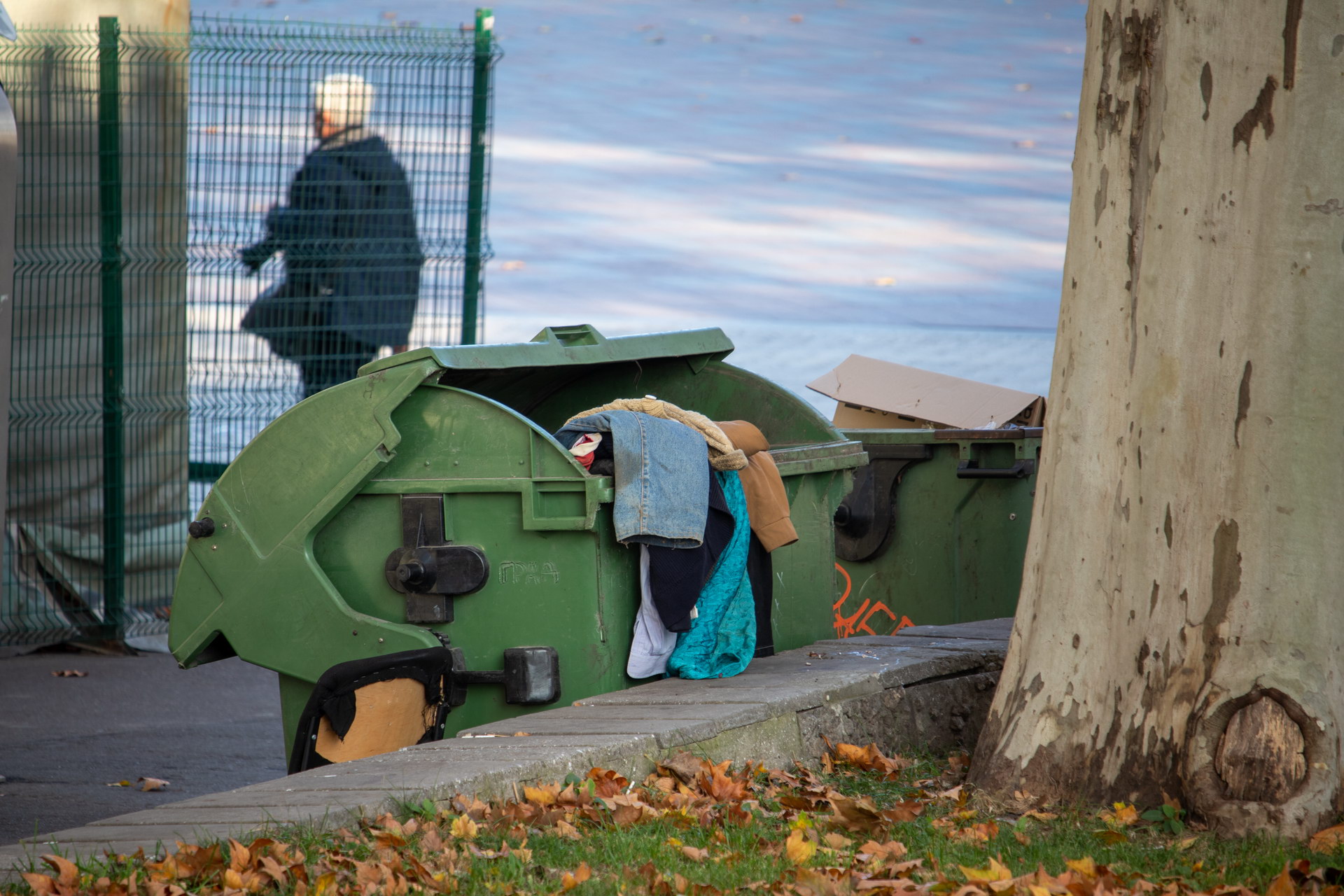 Грязная и рваная одежда в мусорном баке – bur4ik.ru – 21.01.2020 - фото 1