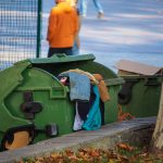 Грязная и рваная одежда в мусорном баке – bur4ik.ru – 21.01.2020 - фото 2