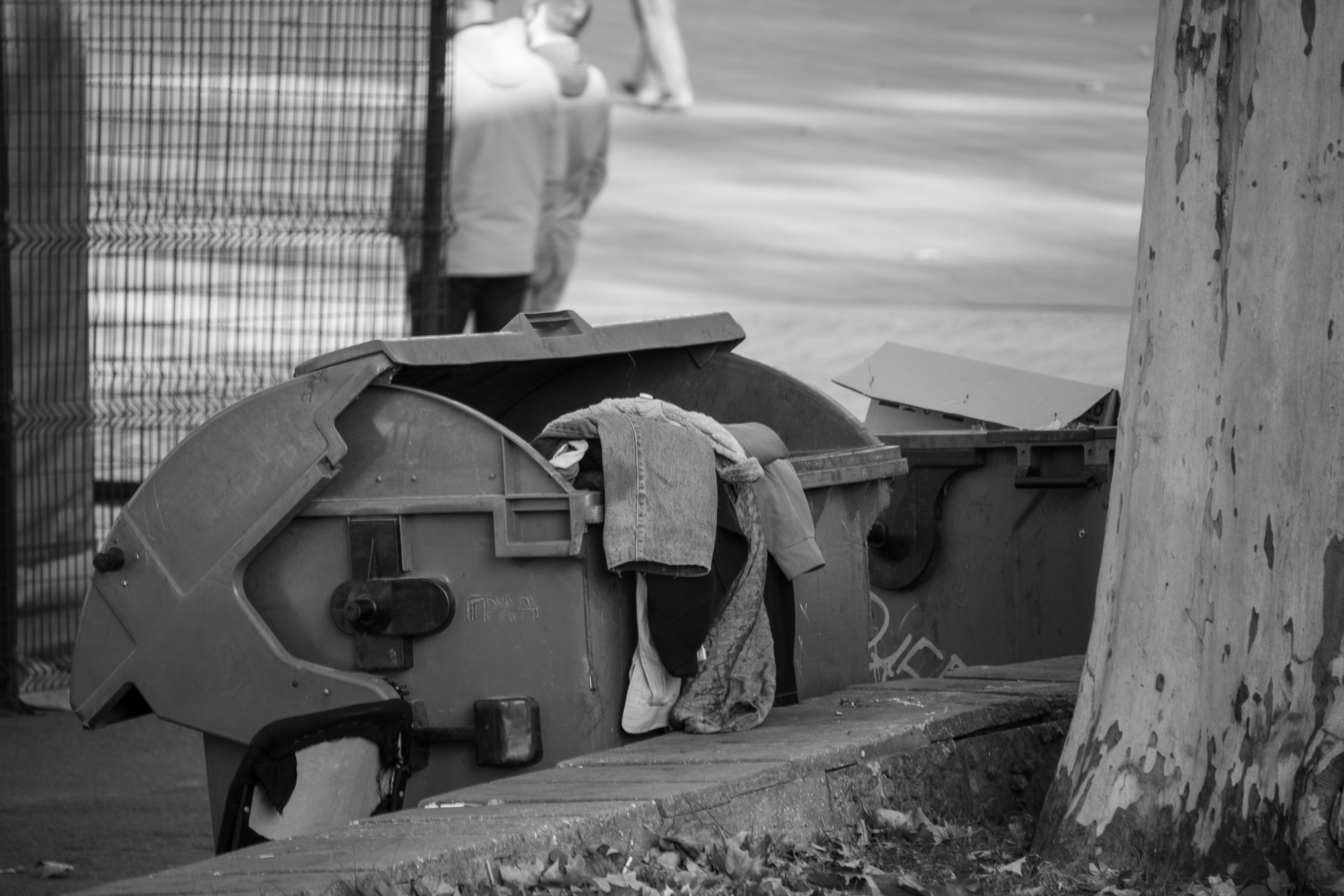 Грязная и рваная одежда в мусорном баке – bur4ik.ru – 21.01.2020 - фото 3