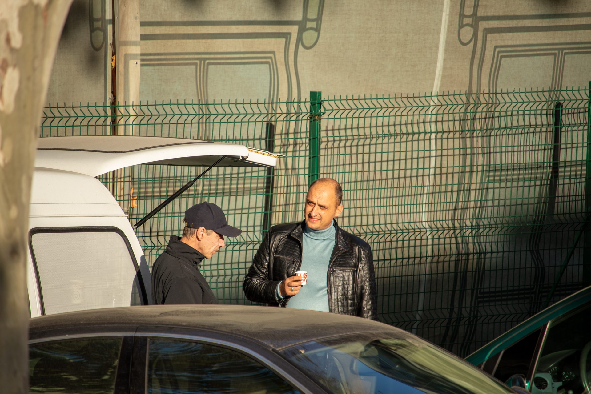 Два мужчины пьют кофе и общаются – bur4ik.ru – 21.01.2020 - фото 1