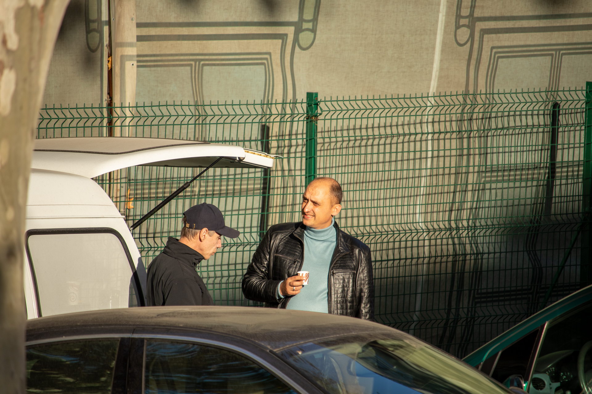 Два мужчины пьют кофе и общаются – bur4ik.ru – 21.01.2020 - фото 2