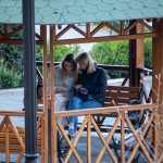 Две девушки в беседке смотрят в телефон – bur4ik.ru – 21.01.2020 - фото 2