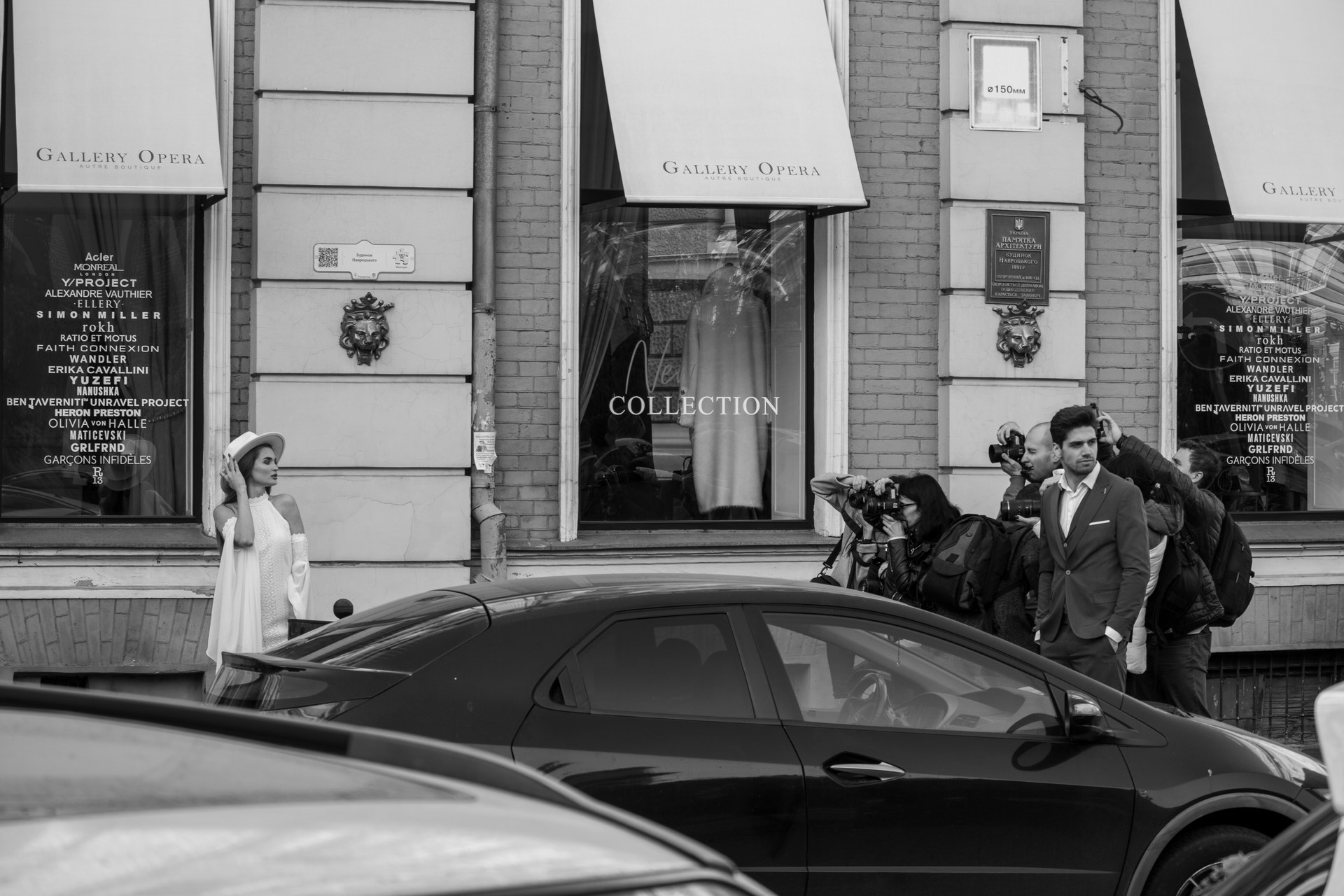 Девушка в белом платье и шляпе позирует для фотографов в центре Одессы около оперного театра – bur4ik.ru – 21.01.2020 - фото 10
