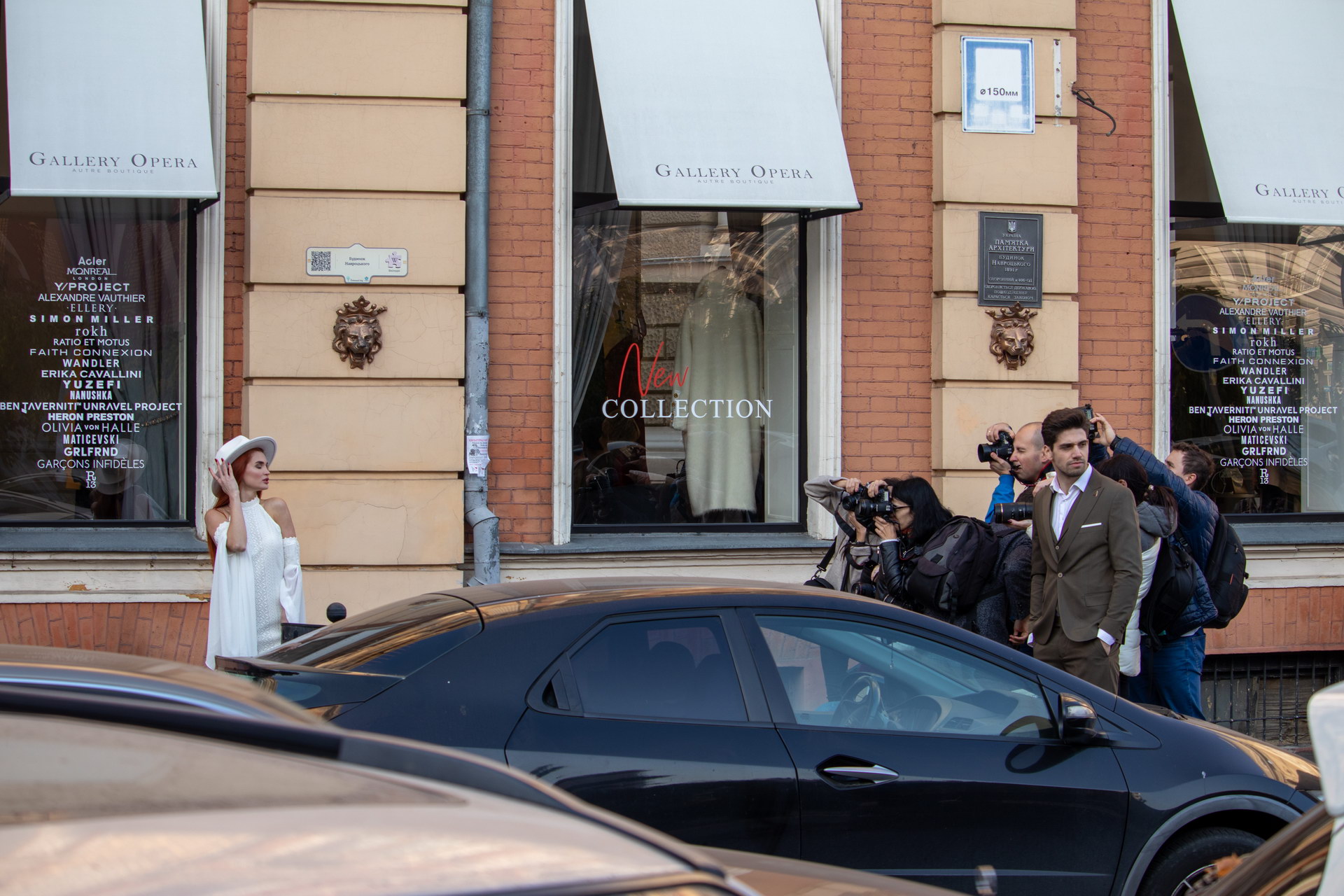 Девушка в белом платье и шляпе позирует для фотографов в центре Одессы около оперного театра – bur4ik.ru – 21.01.2020 - фото 11