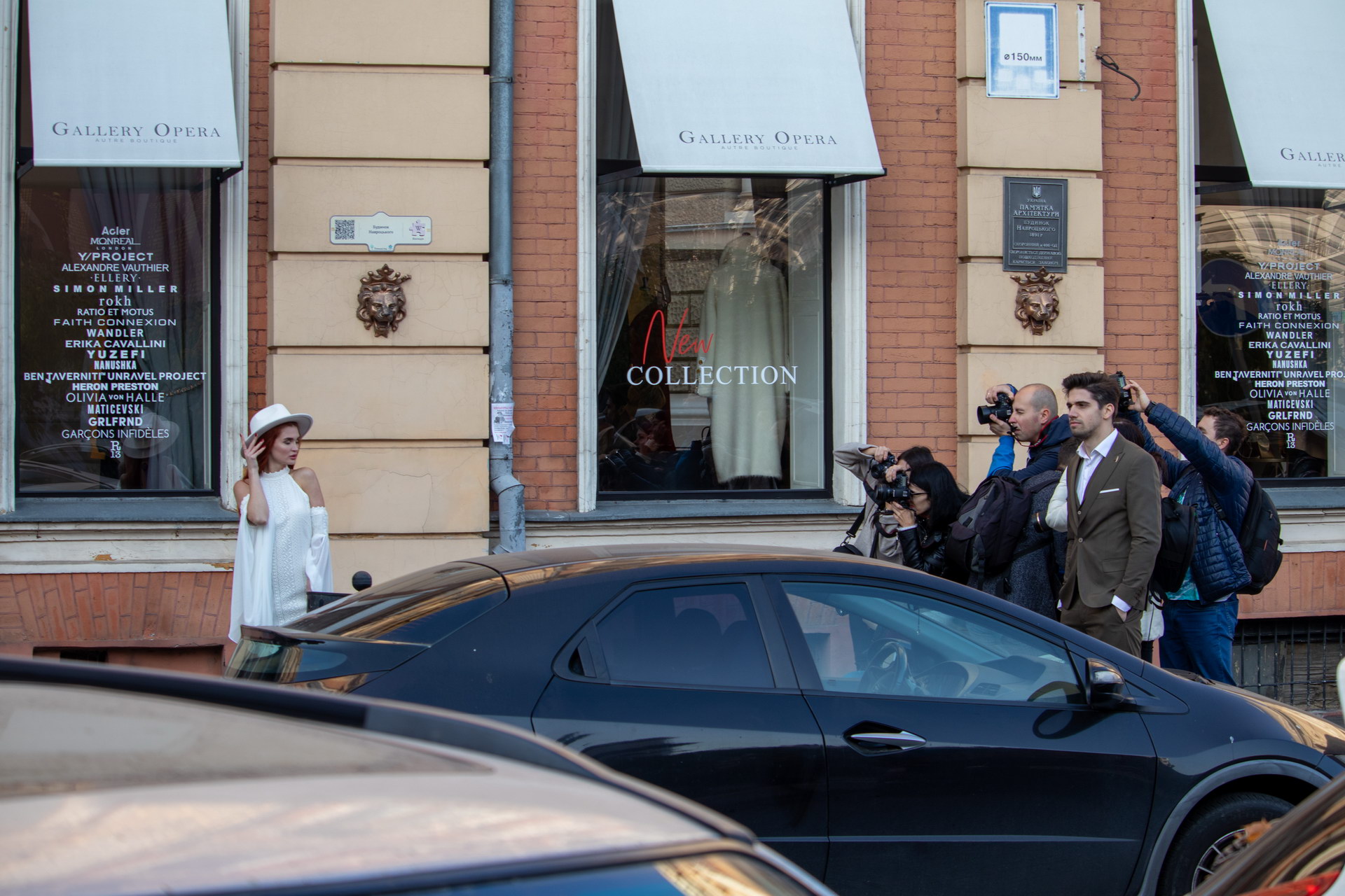 Девушка в белом платье и шляпе позирует для фотографов в центре Одессы около оперного театра – bur4ik.ru – 21.01.2020 - фото 12