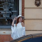 Девушка в белом платье и шляпе позирует для фотографов в центре Одессы около оперного театра – bur4ik.ru – 21.01.2020 - фото 3