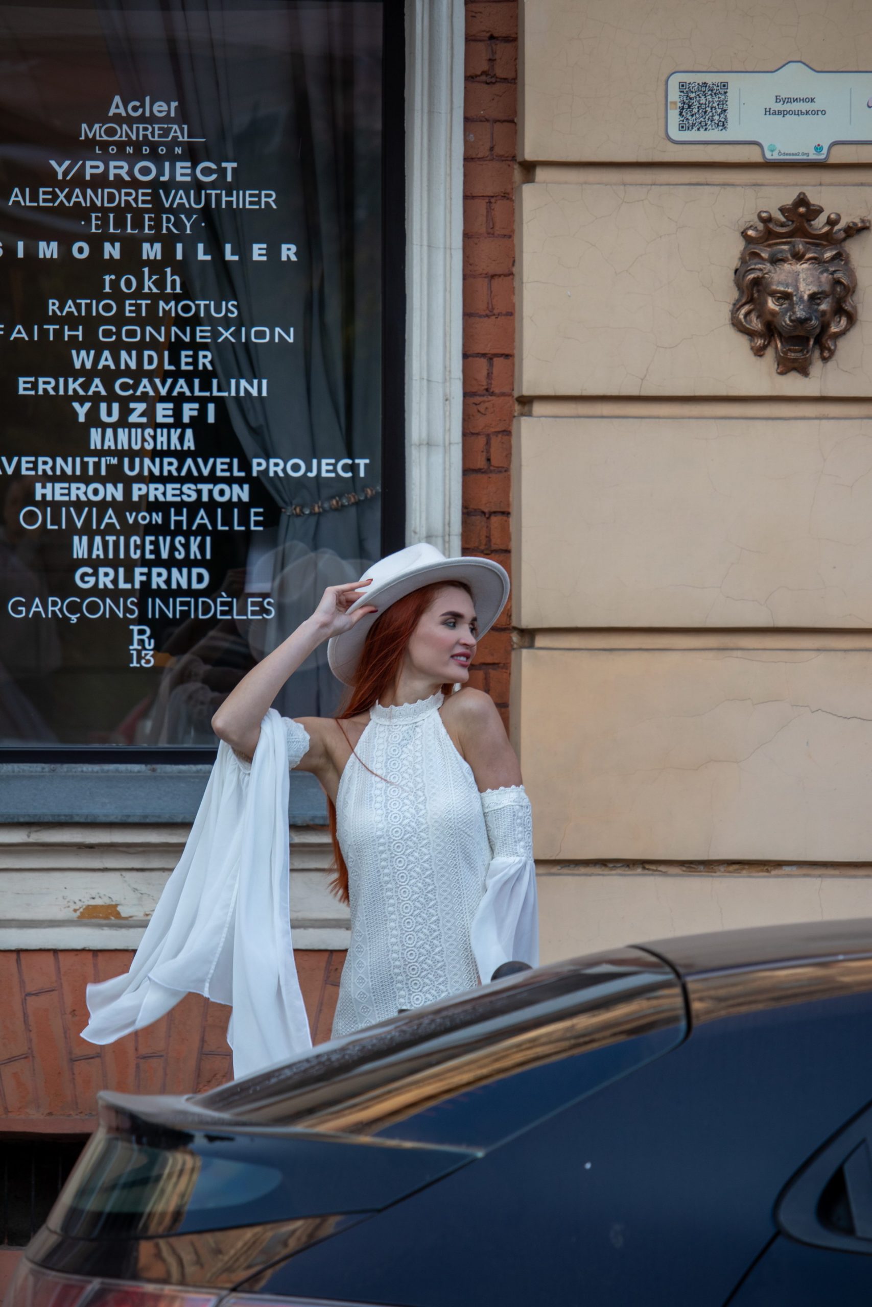 Девушка в белом платье и шляпе позирует для фотографов в центре Одессы около оперного театра – bur4ik.ru – 21.01.2020 - фото 4