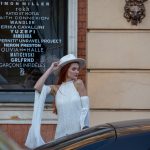 Девушка в белом платье и шляпе позирует для фотографов в центре Одессы около оперного театра – bur4ik.ru – 21.01.2020 - фото 5