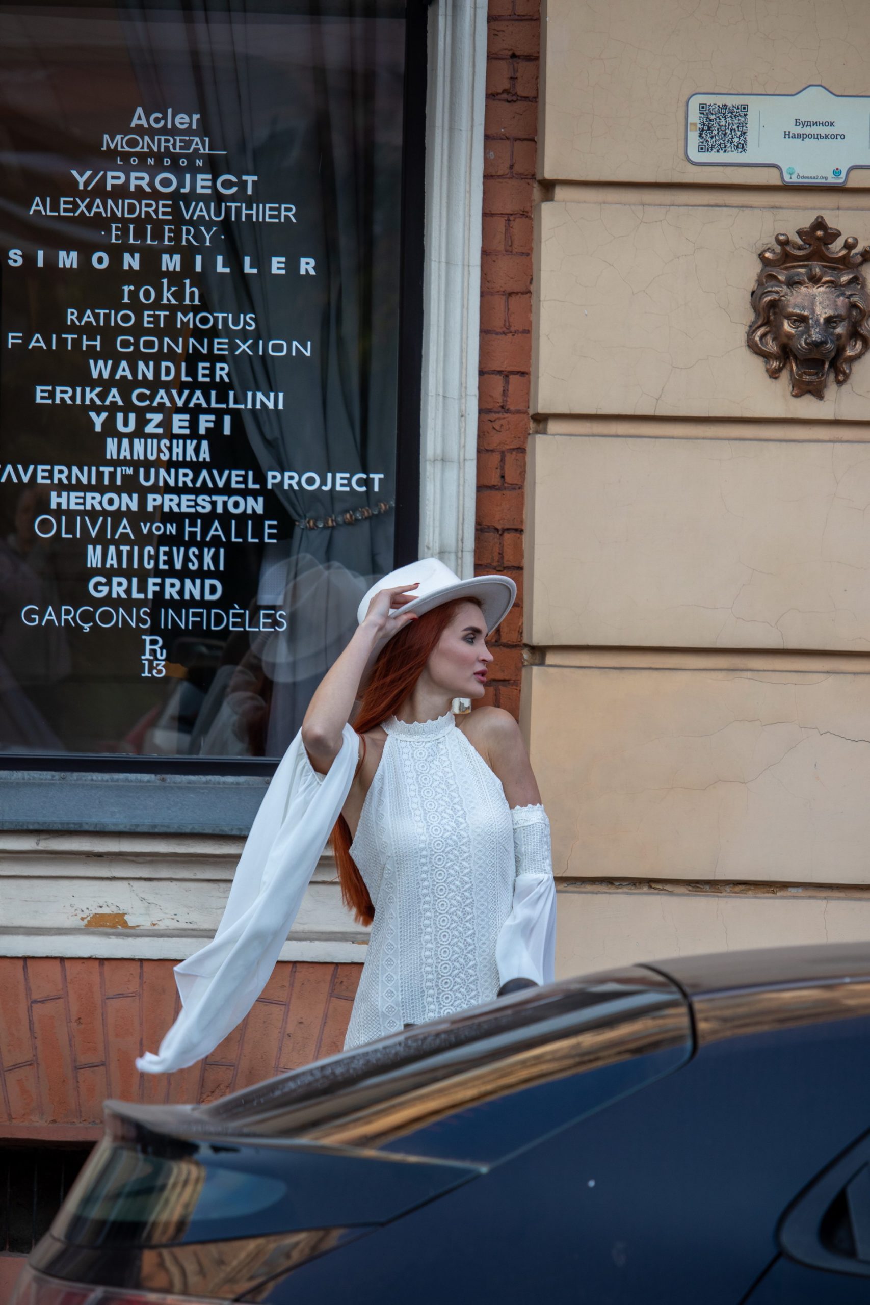 Девушка в белом платье и шляпе позирует для фотографов в центре Одессы около оперного театра – bur4ik.ru – 21.01.2020 - фото 6