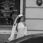 Девушка в белом платье и шляпе позирует для фотографов в центре Одессы около оперного театра – bur4ik.ru – 21.01.2020 - фото 7