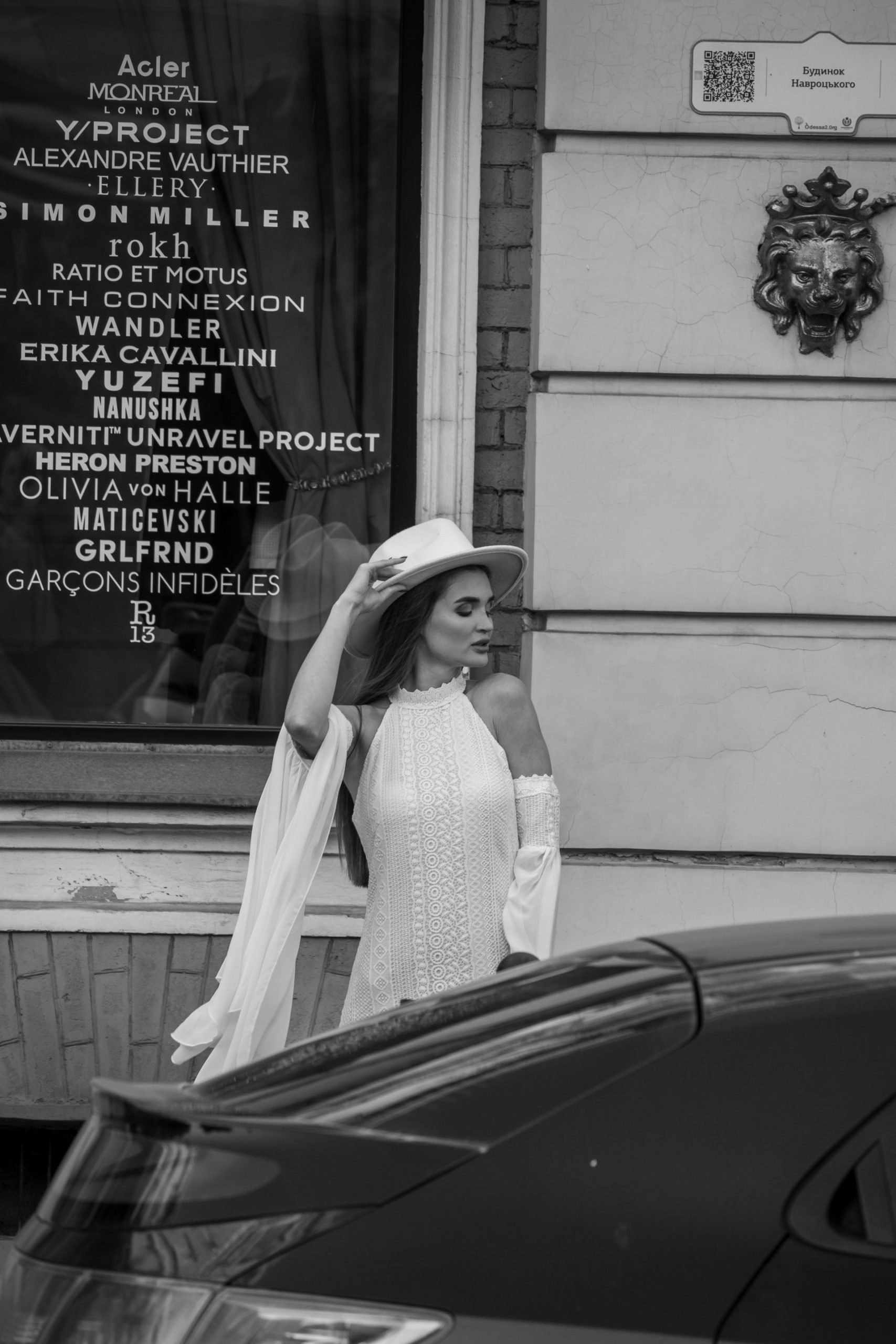 Девушка в белом платье и шляпе позирует для фотографов в центре Одессы около оперного театра – bur4ik.ru – 21.01.2020 - фото 7