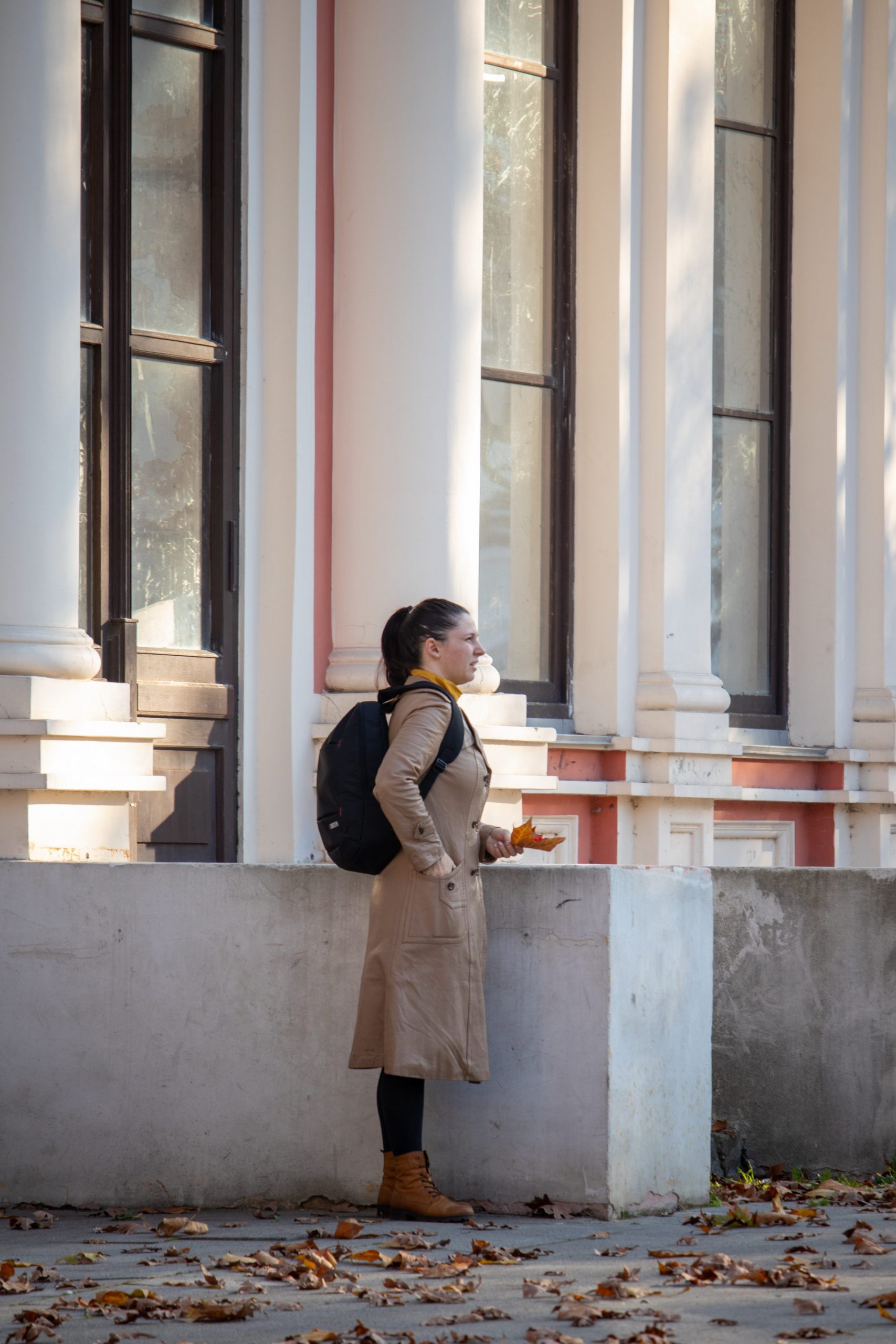Девушка в пальто с рюкзаком на спине ждет кого-то осенью на улице – bur4ik.ru – 21.01.2020 - фото 1