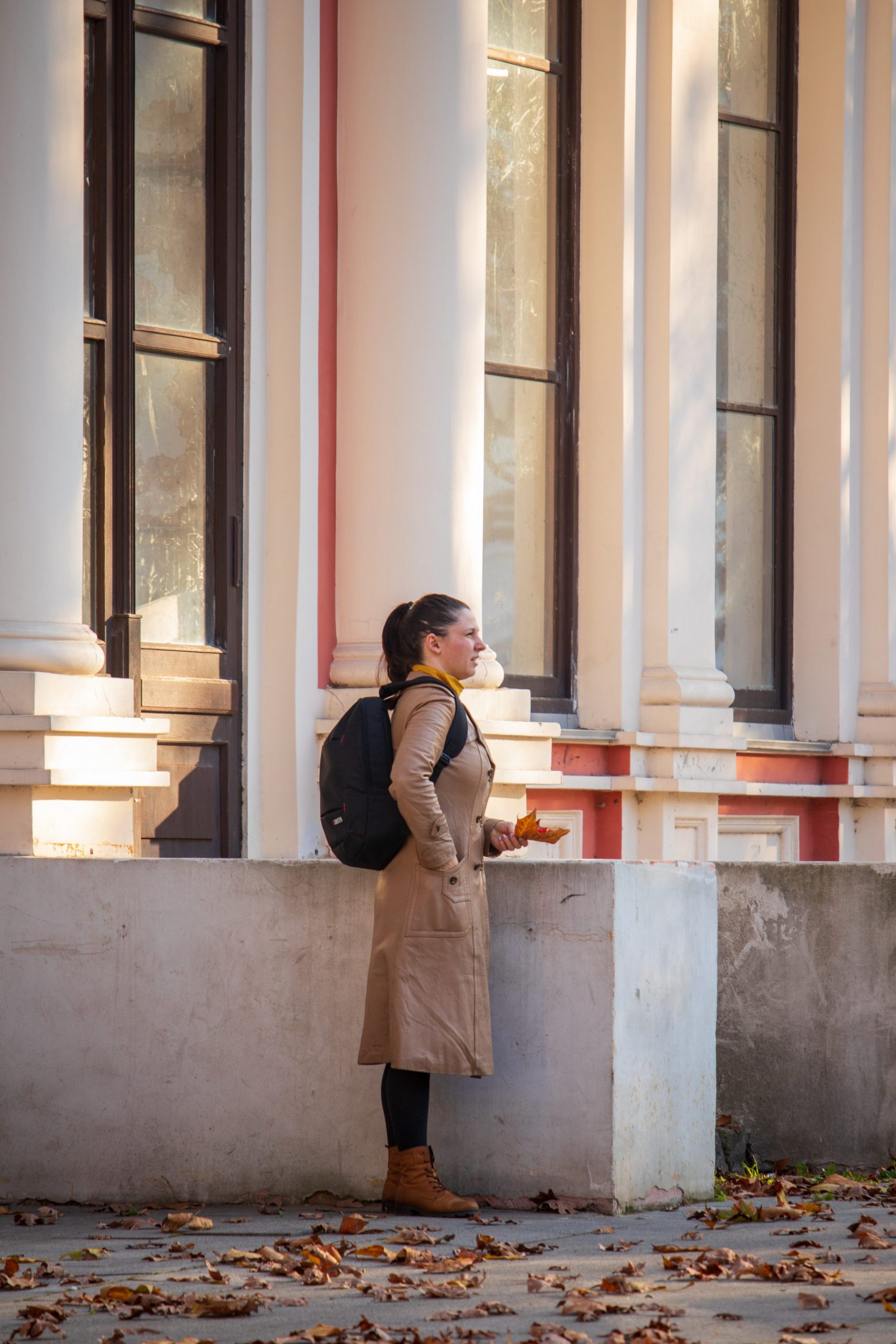 Девушка в пальто с рюкзаком на спине ждет кого-то осенью на улице – bur4ik.ru – 21.01.2020 - фото 2