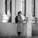 Девушка в пальто с рюкзаком на спине ждет кого-то осенью на улице – bur4ik.ru – 21.01.2020 - фото 3