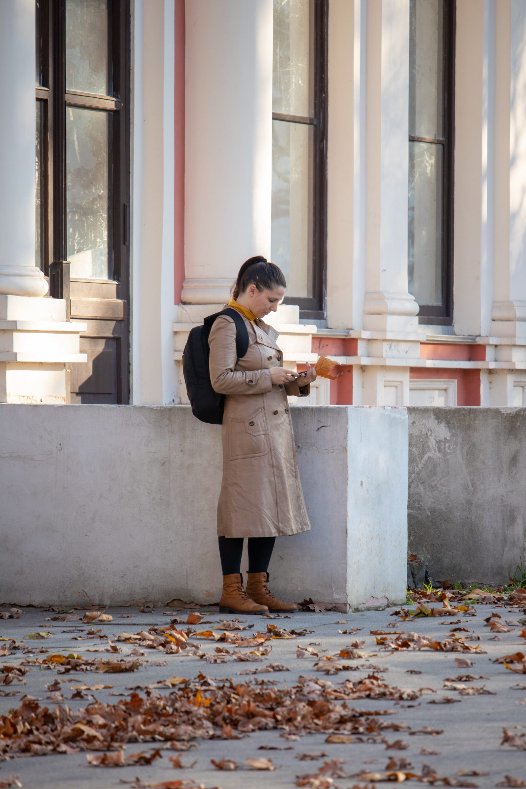 Девушка в пальто с рюкзаком на спине ждет кого-то осенью на улице – bur4ik.ru – 21.01.2020 - фото 4