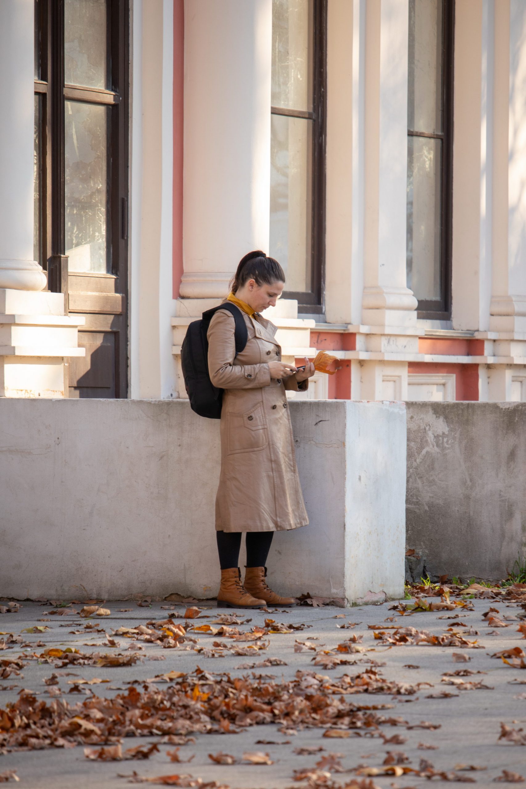 Девушка в пальто с рюкзаком на спине ждет кого-то осенью на улице – bur4ik.ru – 21.01.2020 - фото 5