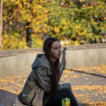 Девушка сидит в центре города на заборчике и пьет сок – bur4ik.ru – 21.01.2020 - фото 1