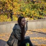 Девушка сидит в центре города на заборчике и пьет сок – bur4ik.ru – 21.01.2020 - фото 2