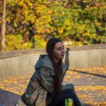 Девушка сидит в центре города на заборчике и пьет сок – bur4ik.ru – 21.01.2020 - фото 3