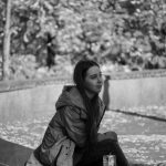 Девушка сидит в центре города на заборчике и пьет сок – bur4ik.ru – 21.01.2020 - фото 4