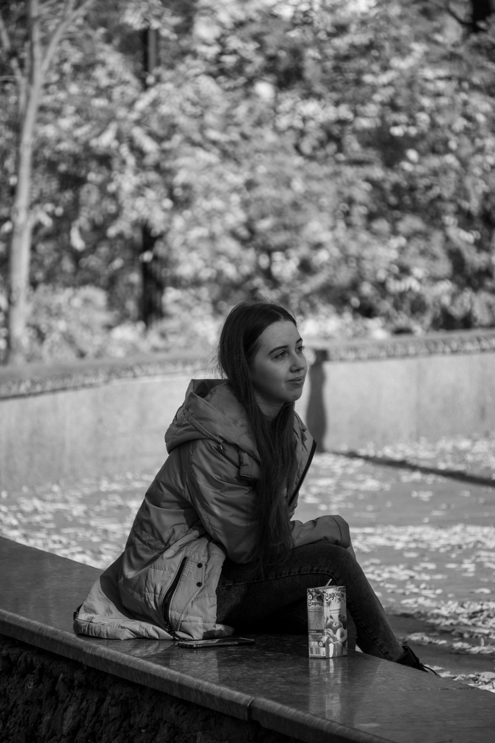 Девушка сидит в центре города на заборчике и пьет сок – bur4ik.ru – 21.01.2020 - фото 4