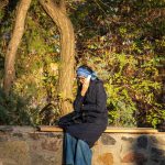 Женщина в пальто сидит на заборчике и говорит по телефону – bur4ik.ru – 21.01.2020 - фото 2