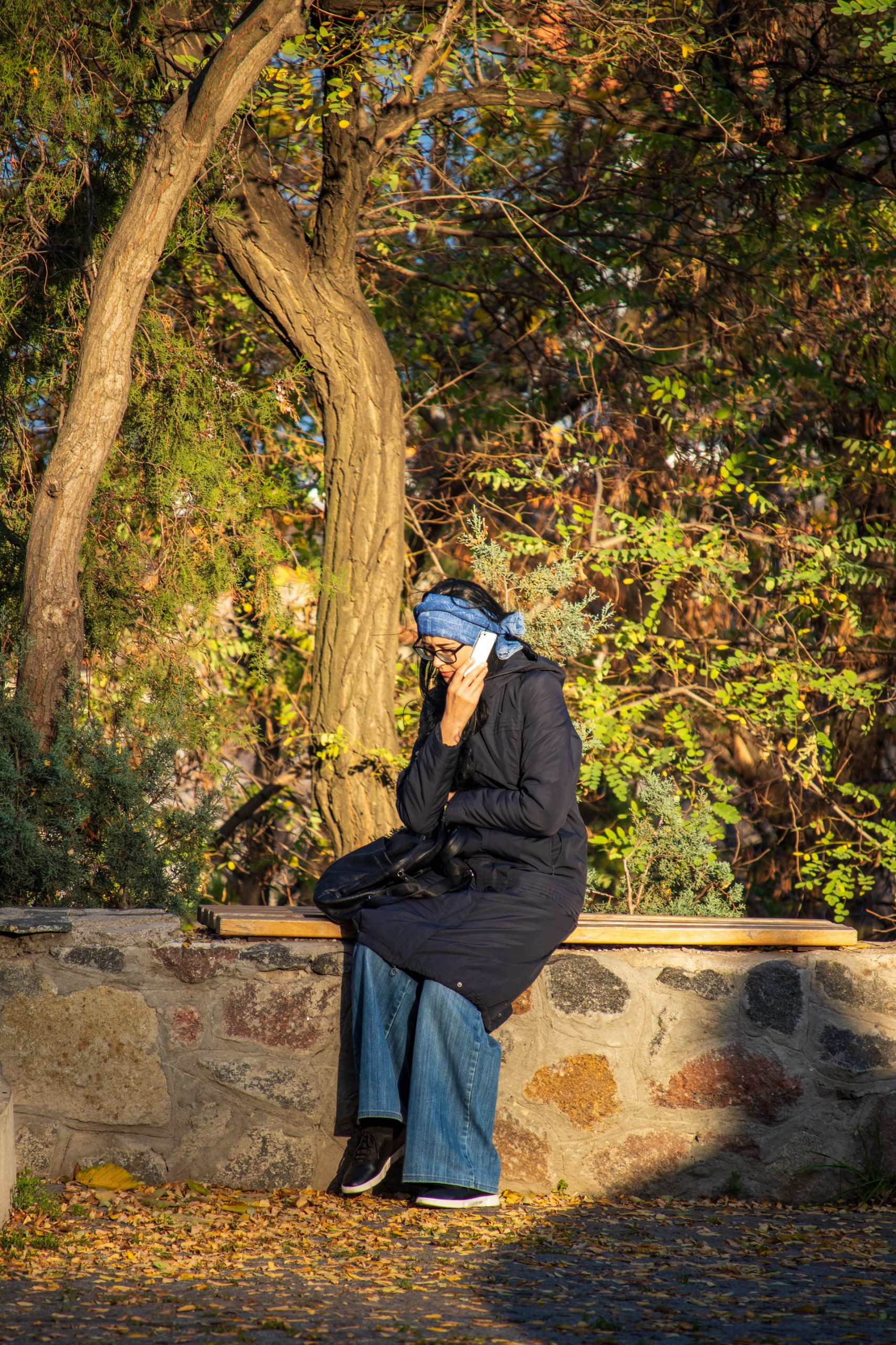 Женщина в пальто сидит на заборчике и говорит по телефону – bur4ik.ru – 21.01.2020 - фото 2