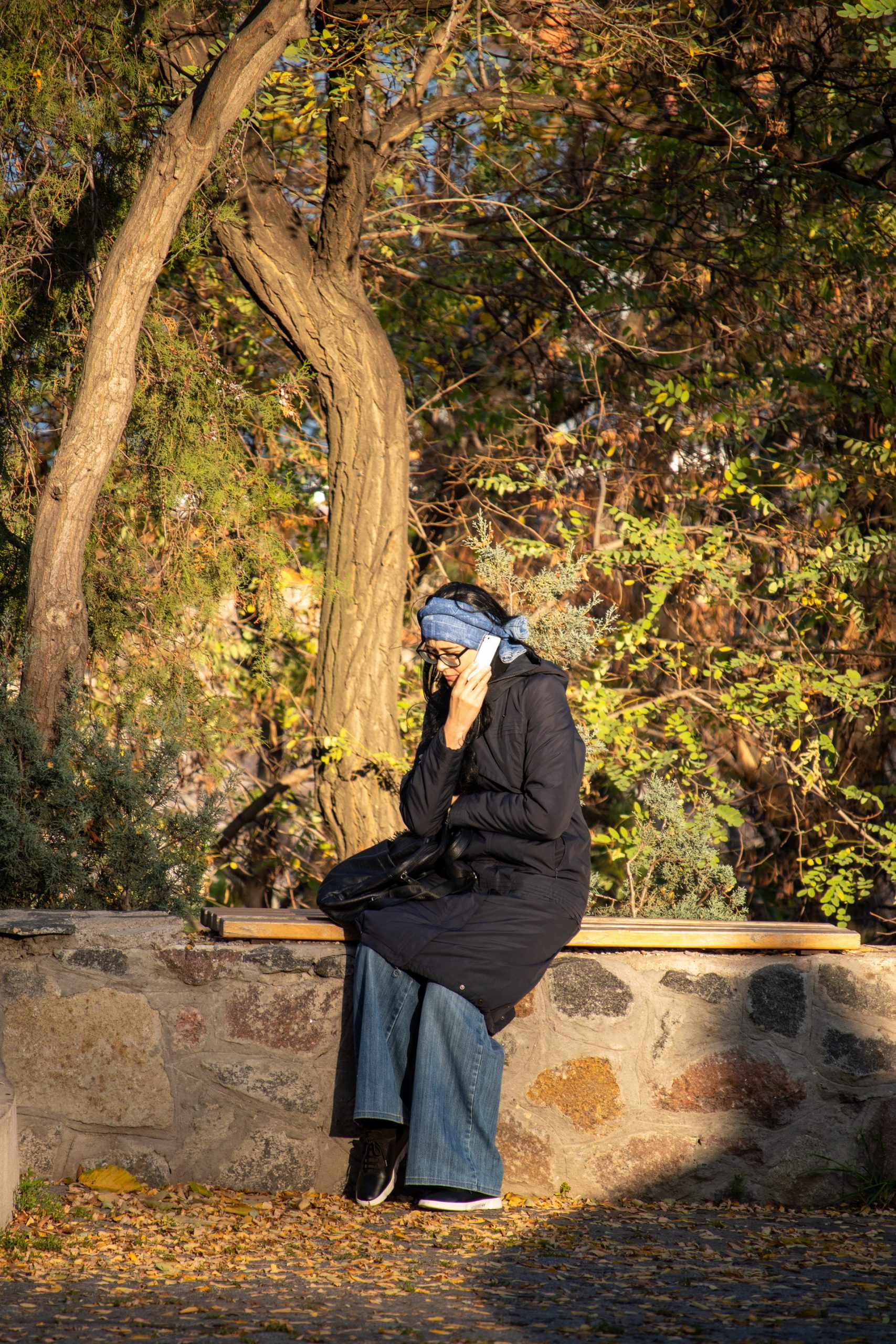 Женщина в пальто сидит на заборчике и говорит по телефону – bur4ik.ru – 21.01.2020 - фото 3