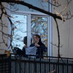 Женщина сушит белье на балконе в центре Одессы – bur4ik.ru – 21.01.2020 - фото 1