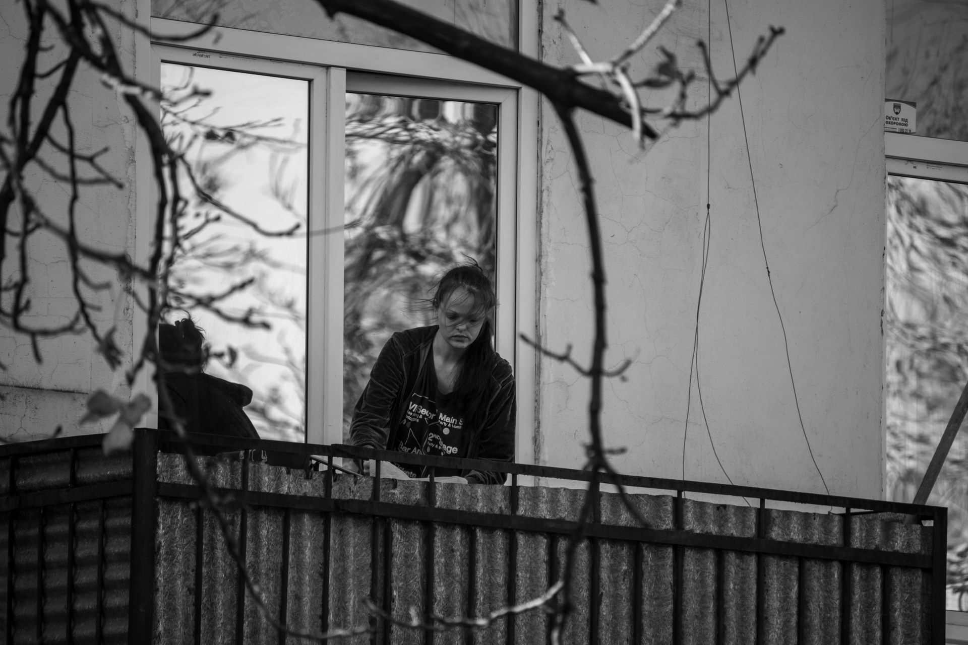 Женщина сушит белье на балконе в центре Одессы – bur4ik.ru – 21.01.2020 - фото 2