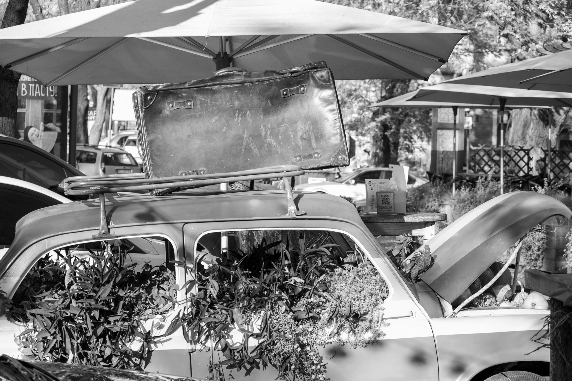 Кузов старого автомобиля который используется как цветочный горшок у входа в ресторан – bur4ik.ru – 21.01.2020 - фото 3